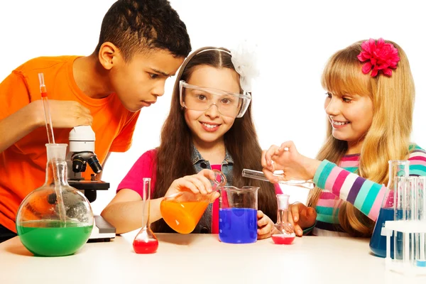 Três crianças e laboratório de química — Fotografia de Stock