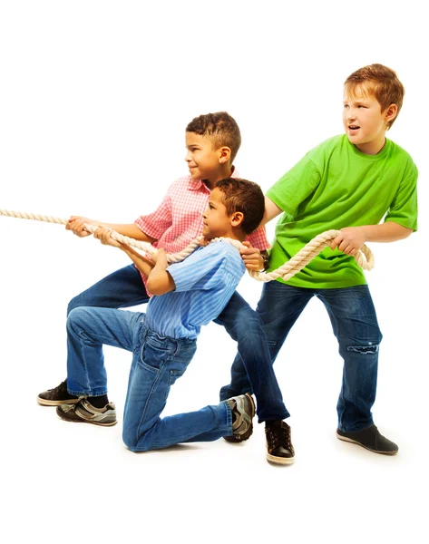 Equipa de rapazes puxando a corda — Fotografia de Stock