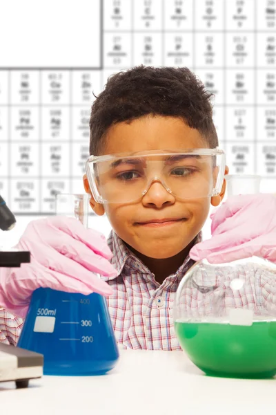 Niño negro experimenta con química — Foto de Stock