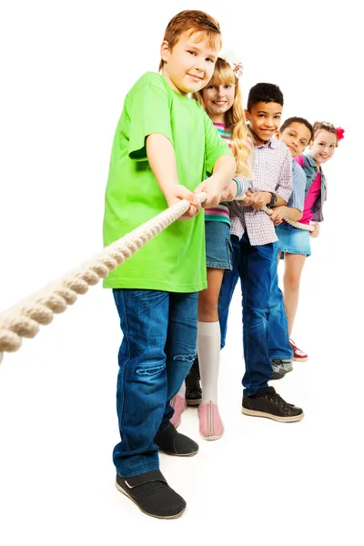 Rope pulling kids contest — Stock Photo, Image