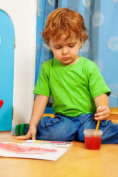 Ocupado con la pintura — Foto de Stock