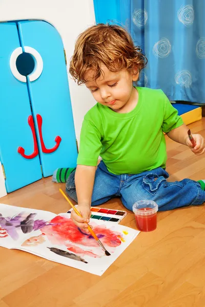 2 years old kid playing — Stock Photo, Image