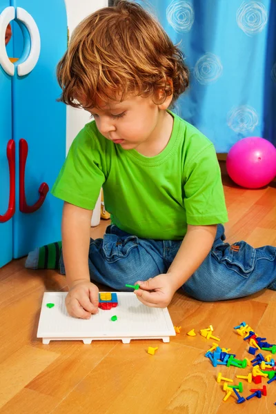 Mały chłopiec rozwiązywania puzzle — Zdjęcie stockowe