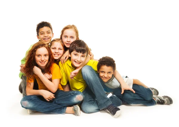 Grupo de crianças procurando diversidade — Fotografia de Stock