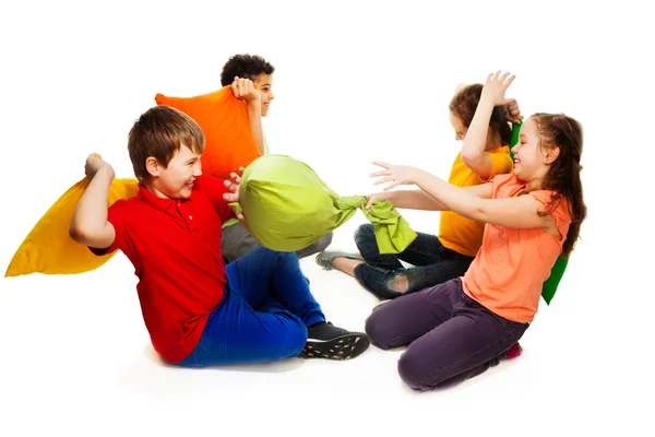 Cuatro niños teniendo pelea de almohadas —  Fotos de Stock