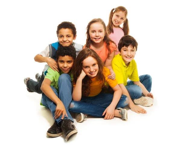 Groep van de gelukkige verscheidenheid op zoek kinderen — Stockfoto