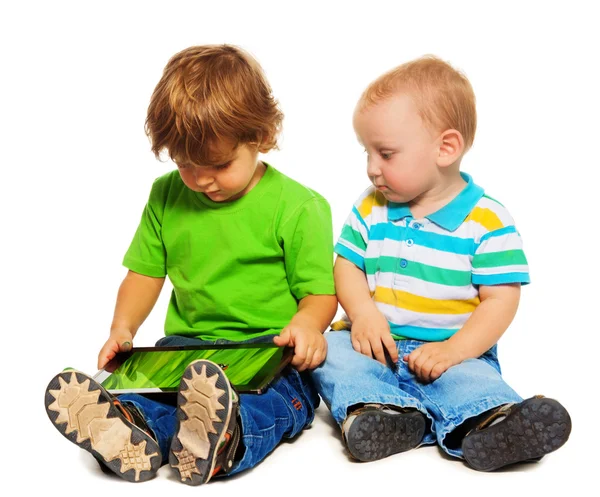 Zwei Kinder spielen Tablet — Stockfoto