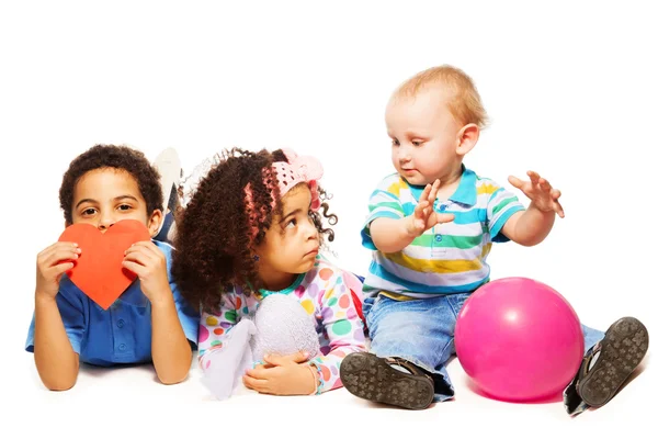 Tres niños pequeños jugando — Foto de Stock