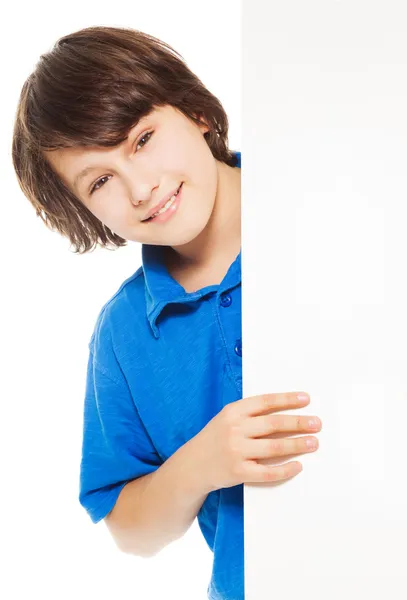 Щасливий хлопчик з порожнім рекламним щитом — стокове фото