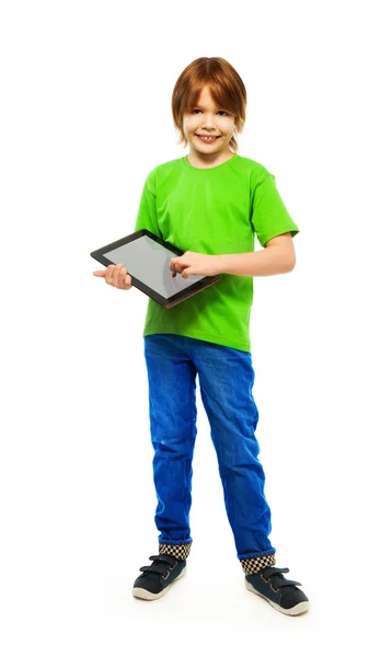 Menino brincando com computador tablet — Fotografia de Stock