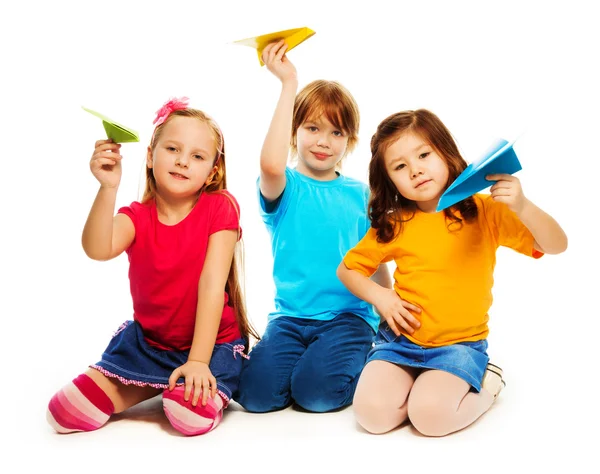 Kinderen en papier vliegtuig — Stockfoto