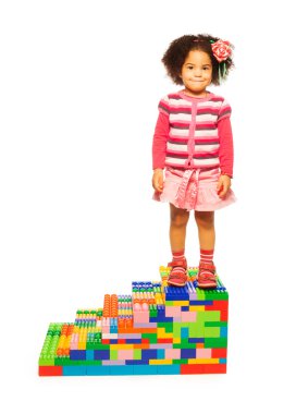 oyuncak merdivenlerde durup karanlık kız