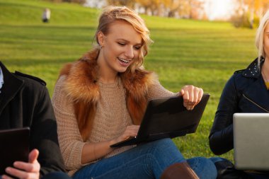 laptop gülen ile sarışın öğrenci