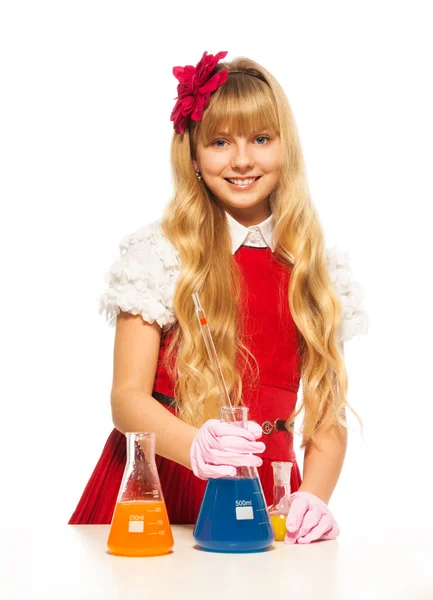 Schattige blonde schoolmeisje in lab — Stockfoto