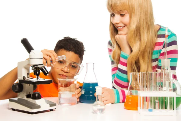 Niños en el laboratorio escolar — Foto de Stock