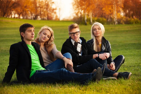 Čtyři studenti sedí na půjčku — Stock fotografie