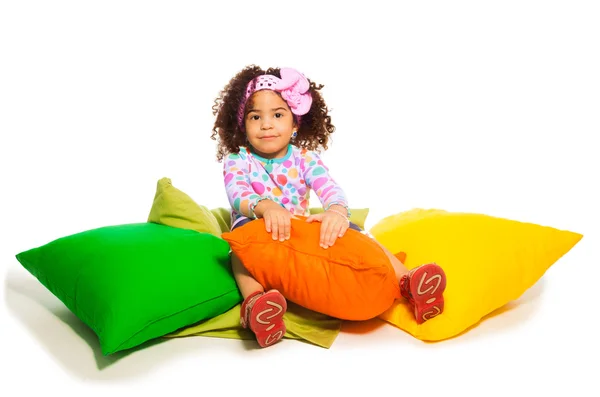2 años niña sentada en las almohadas — Foto de Stock