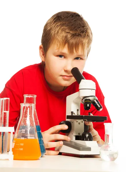 Carino ragazzo caucasico in laboratorio — Foto Stock