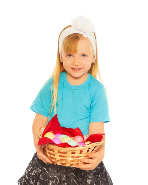 Petite fille blonde aux œufs de Pâques — Photo