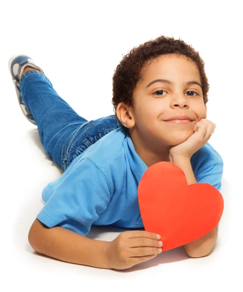 Bonito menino de cinco anos com coração — Fotografia de Stock