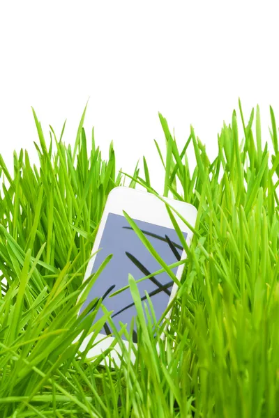 Smart telefon i gräs — Stockfoto