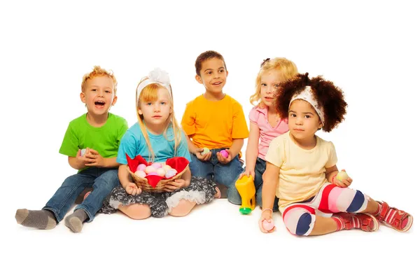 Pequeños niños cesta de huevo de Pascua —  Fotos de Stock