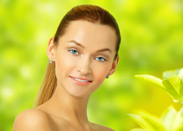 Verde y belleza smilng —  Fotos de Stock