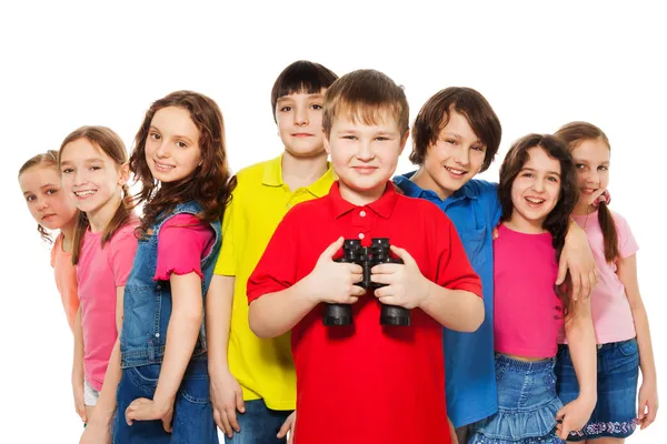 Niño con prismáticos en grupo — Foto de Stock