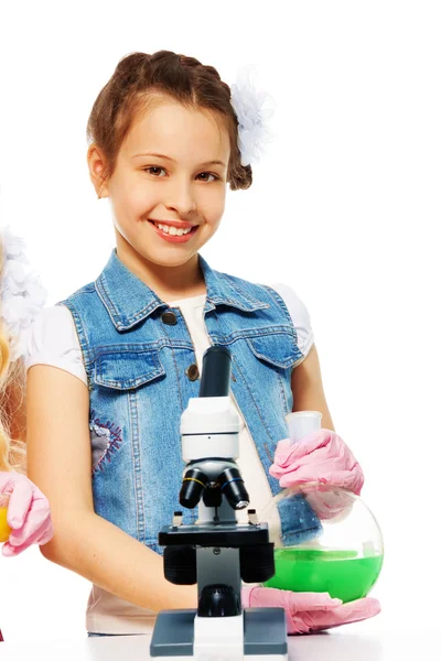 Chica sonriente y clase de química — Foto de Stock