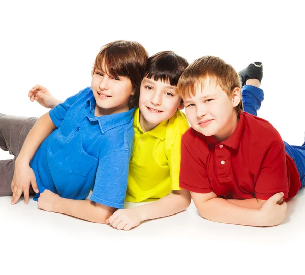 Bonitos meninos de escola deitados juntos — Fotografia de Stock