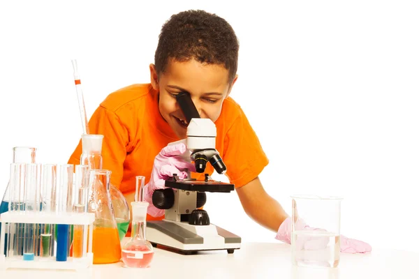 Laboratuvarda zenci çocuk — Stok fotoğraf
