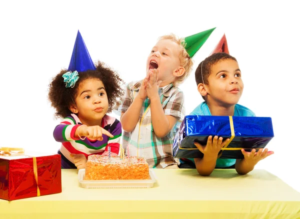 Τρία παιδιά με την τούρτα γενεθλίων και peresents — Φωτογραφία Αρχείου