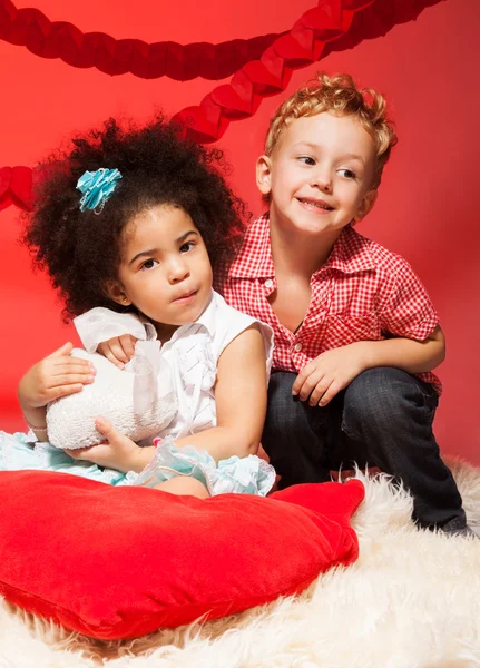 Niña negra y chico caucásico — Foto de Stock