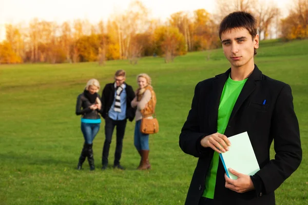 Jistý student s přáteli — Stock fotografie