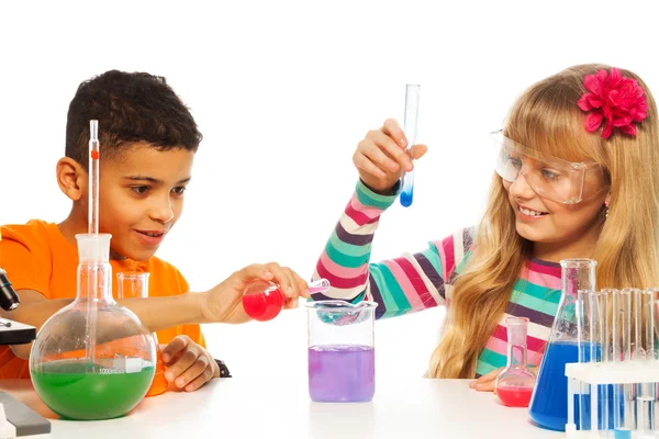 Crianças experimentando em química — Fotografia de Stock