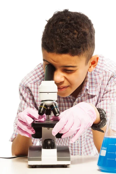 Czarny chłopiec z mikroskopem — Zdjęcie stockowe