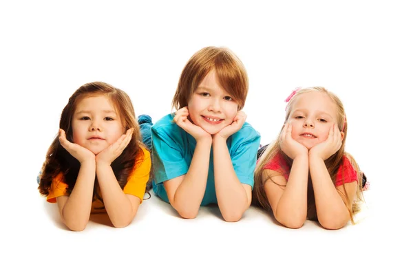 Tři děti na podlaze — Stock fotografie