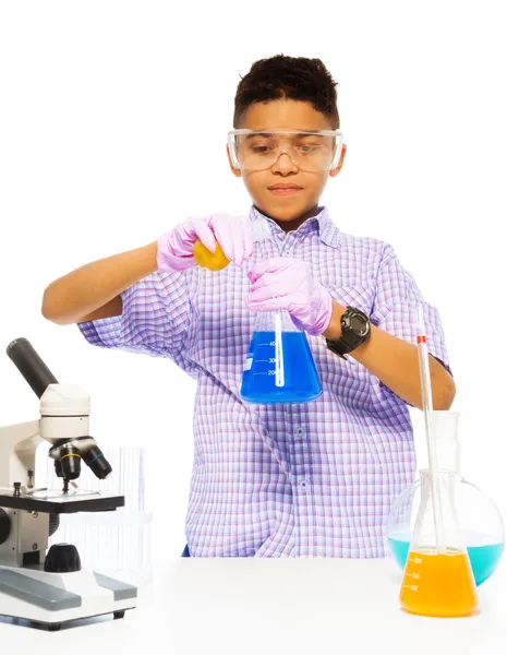 Learning to mix chemicals — Stock Photo, Image