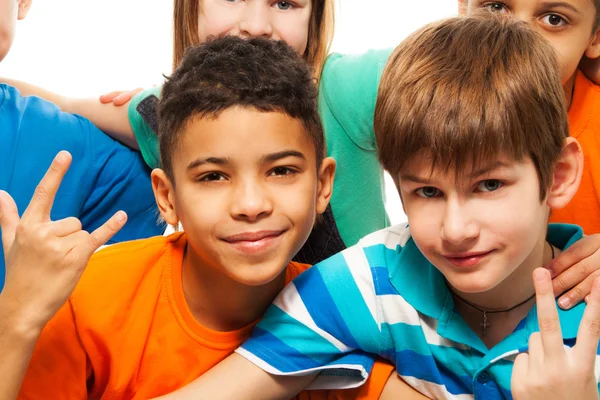 Verschillende gelukkige jonge geitjes in de groep — Stockfoto