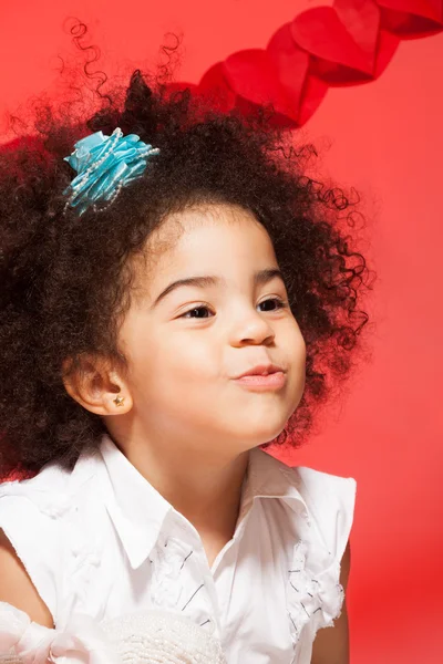 Kissing little black curly girl — Stock Photo, Image