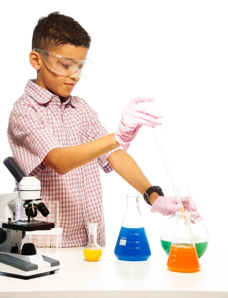 Mistura de produtos químicos com conta-gotas — Fotografia de Stock