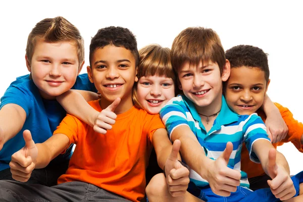 Une rangée de cinq enfants heureux — Photo