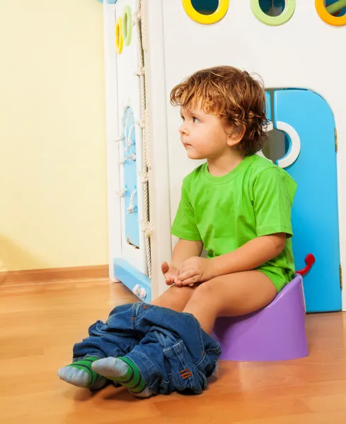 Met behulp van een wc-potje — Stockfoto