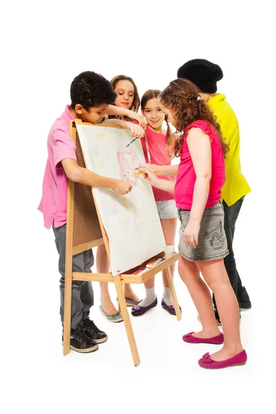 Cinco crianças pintando — Fotografia de Stock