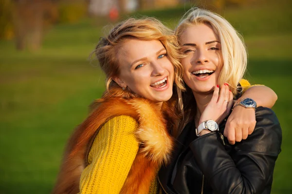 Two young women laughing in the park — Stock Photo, Image