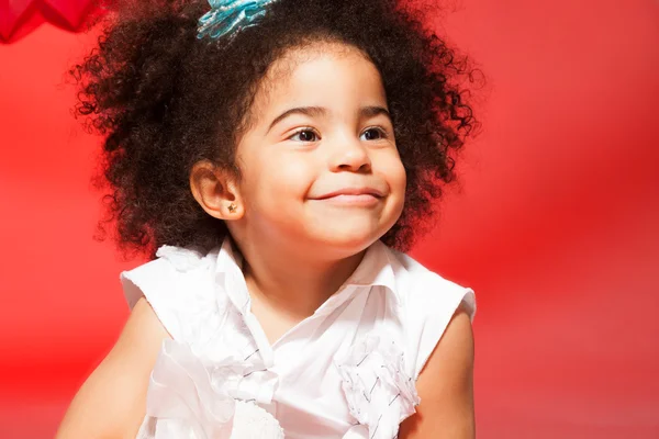 Küçük siyah kıvırcık saçlı kız portresi — Stok fotoğraf