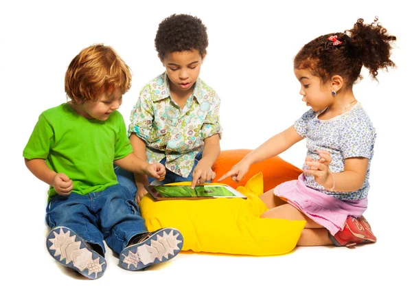 Zwei Jungen und ein Mädchen spielen mit Tablet — Stockfoto