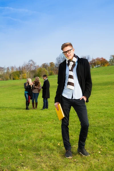 Selbstbewusste Studentin im Park — Stockfoto