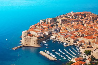 tekneler Dubrovnik'in eski şehir limanında