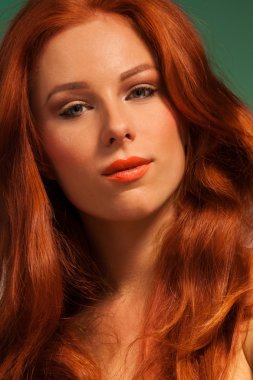 limpia retrato de mujer de pelo roja
